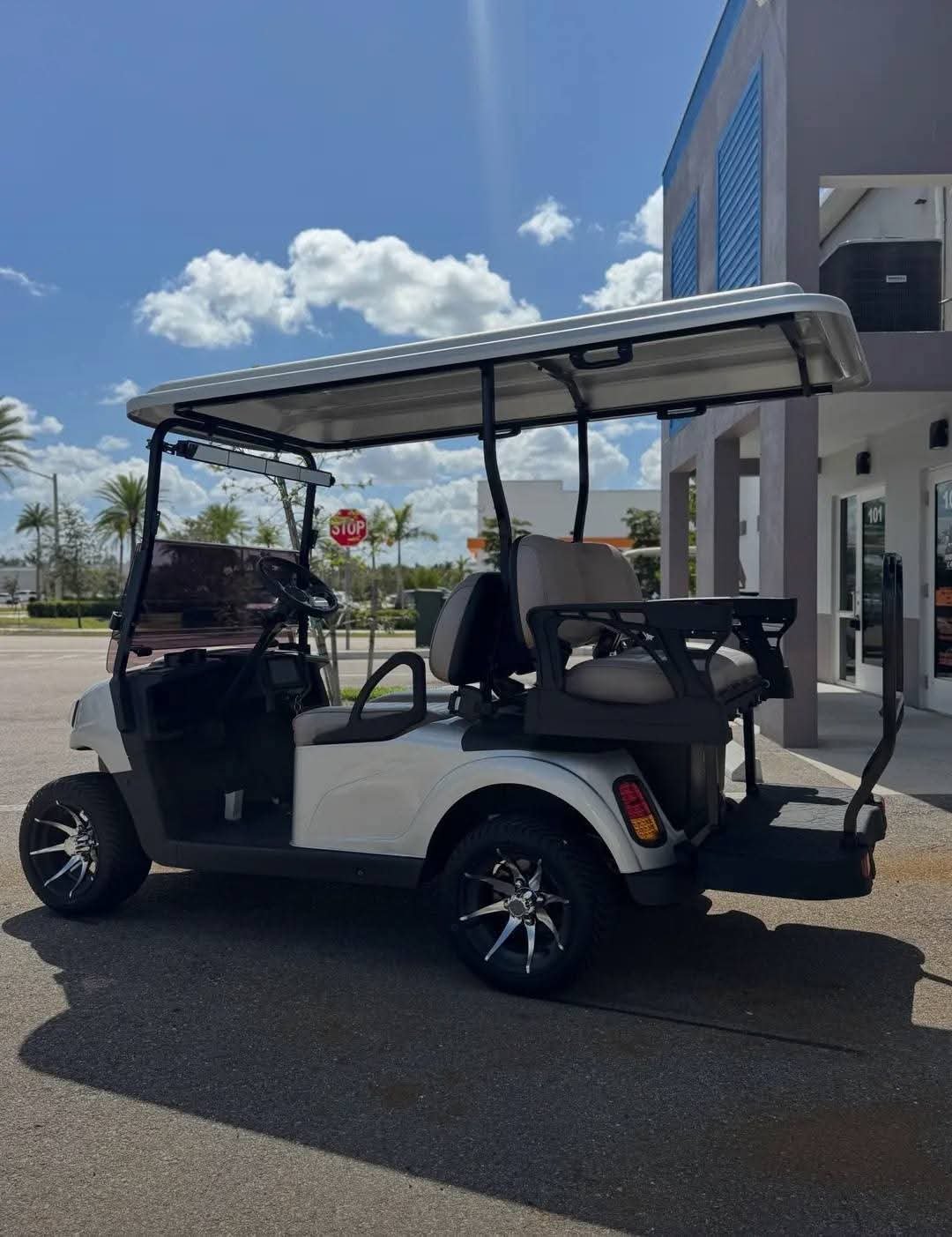 E-Z-GO RXV ELITE 2+2 ELECTRIC LITHIUM GOLF CART 4 SEATER ELECTRIC - Image 4