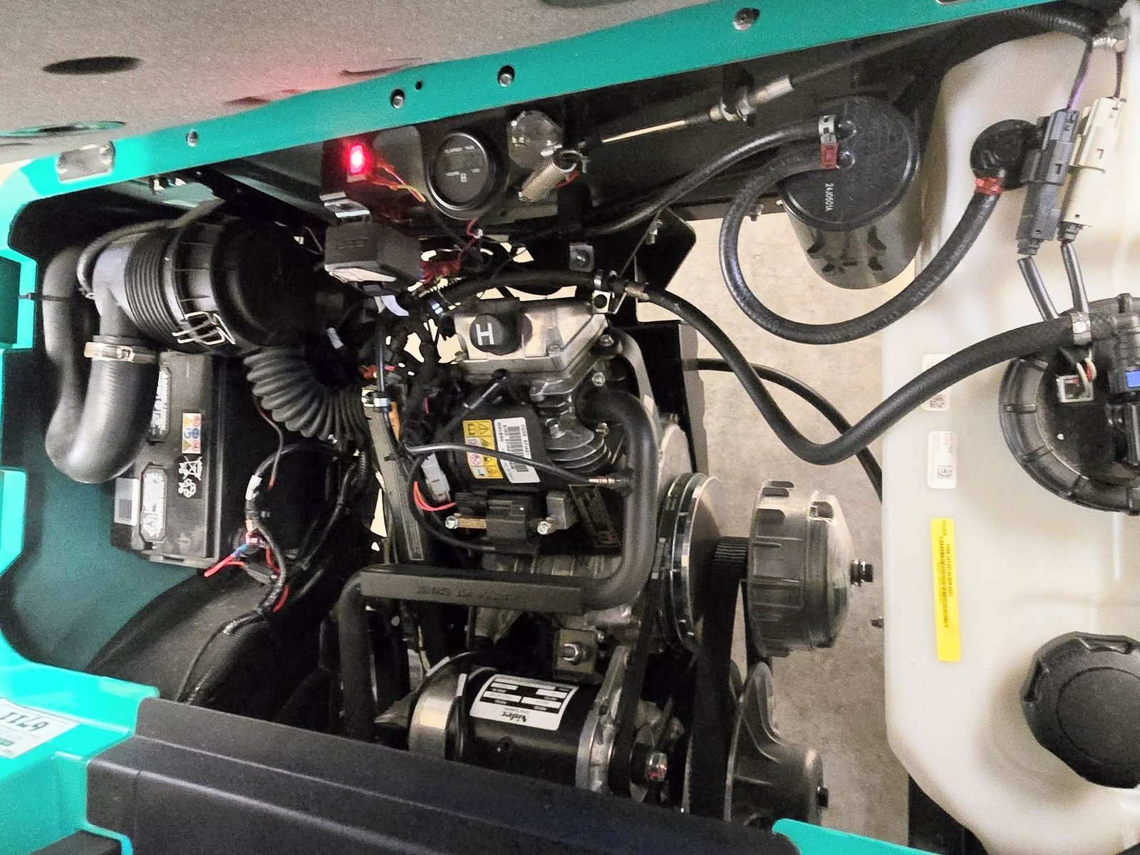2025 E-Z-GO Express 4 SEATER GAS - Image 8